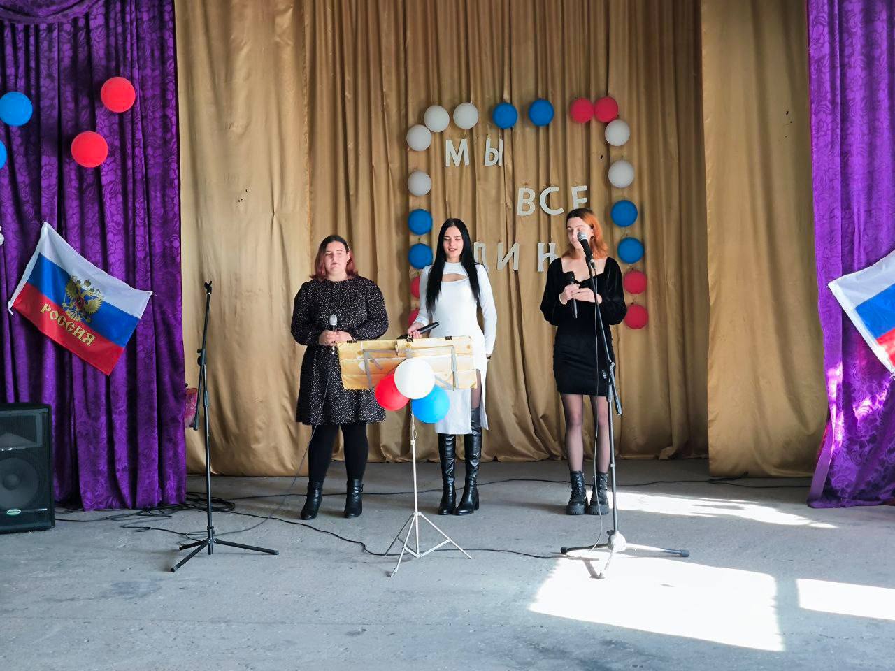 Мы – единая страна!. Накануне Дня народного единства прошли мероприятия: В сельском клубе села Украинское создана коллективная работа «Я, ты, он, она, мы - единая страна!» с разноцветными ладошками вокруг земного шара... Мы – единая страна!. Накануне Дня народного единства прошли мероприятия: В сельском клубе села Украинское создана коллективная работа «Я, ты, он, она, мы - единая страна!» с разноцветными ладошками вокруг земного шара...