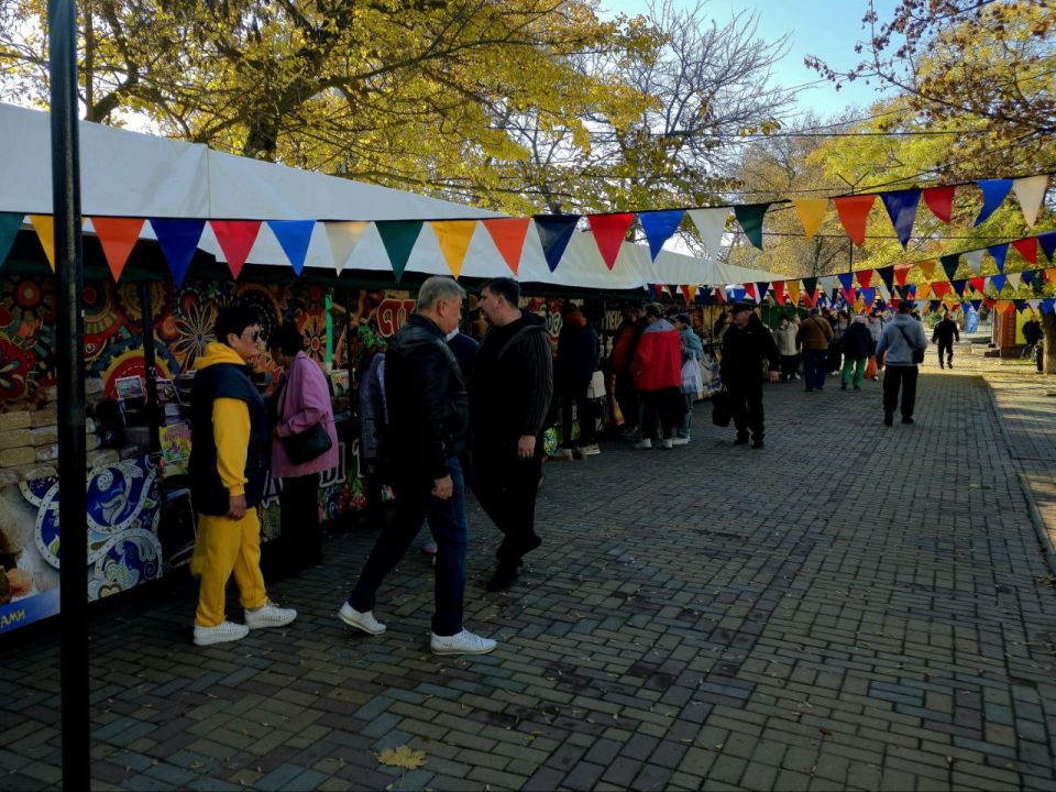 Сегодня, ко Дню народного единства, минпромторг Херсонской области организовал ещё один небольшой, но очень вкусный праздник - ярмарку Сегодня, ко Дню народного единства, минпромторг Херсонской области организовал ещё один небольшой, но очень вкусный праздник - ярмарку