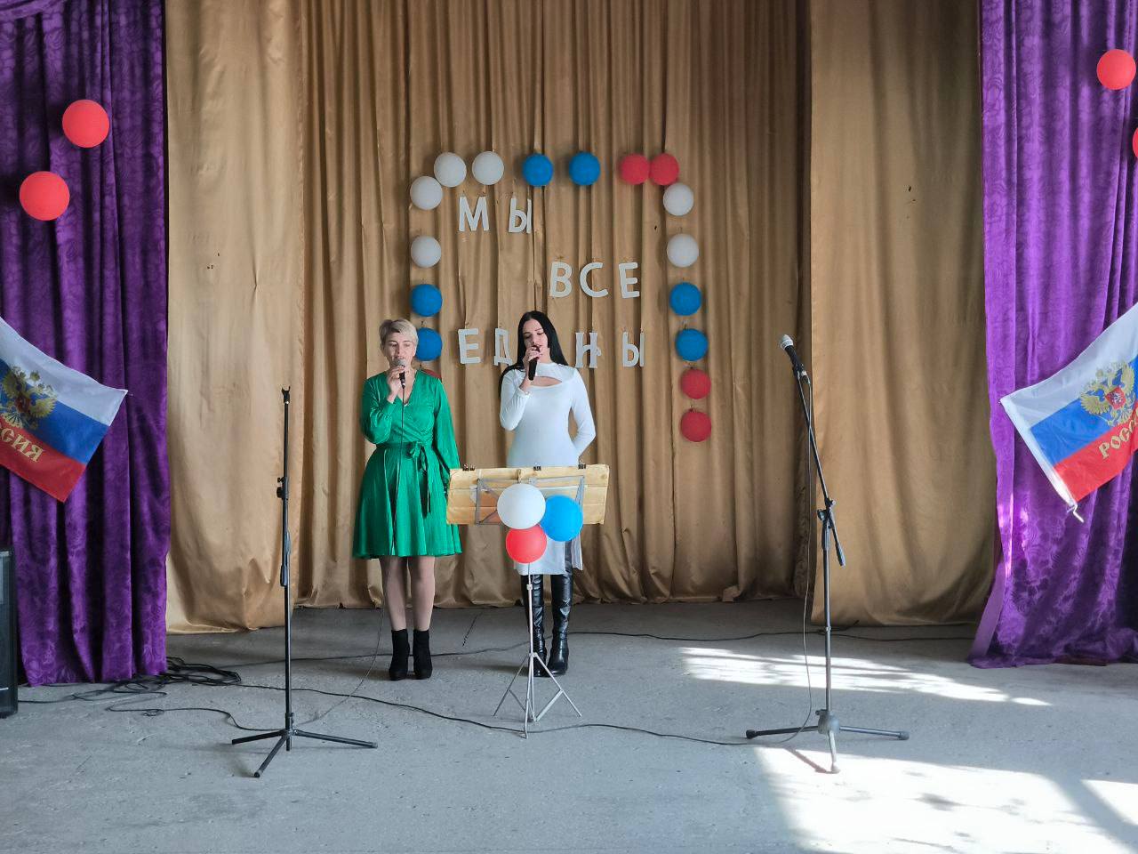 Мы – единая страна!. Накануне Дня народного единства прошли мероприятия: В сельском клубе села Украинское создана коллективная работа «Я, ты, он, она, мы - единая страна!» с разноцветными ладошками вокруг земного шара... Мы – единая страна!. Накануне Дня народного единства прошли мероприятия: В сельском клубе села Украинское создана коллективная работа «Я, ты, он, она, мы - единая страна!» с разноцветными ладошками вокруг земного шара...