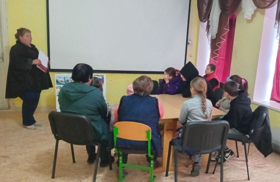 Ко Дню народного единства в Дудчинском сельском Доме культуры прошел информационный час "Единым духом мы сильны" Ко Дню народного единства в Дудчинском сельском Доме культуры прошел информационный час "Единым духом мы сильны"