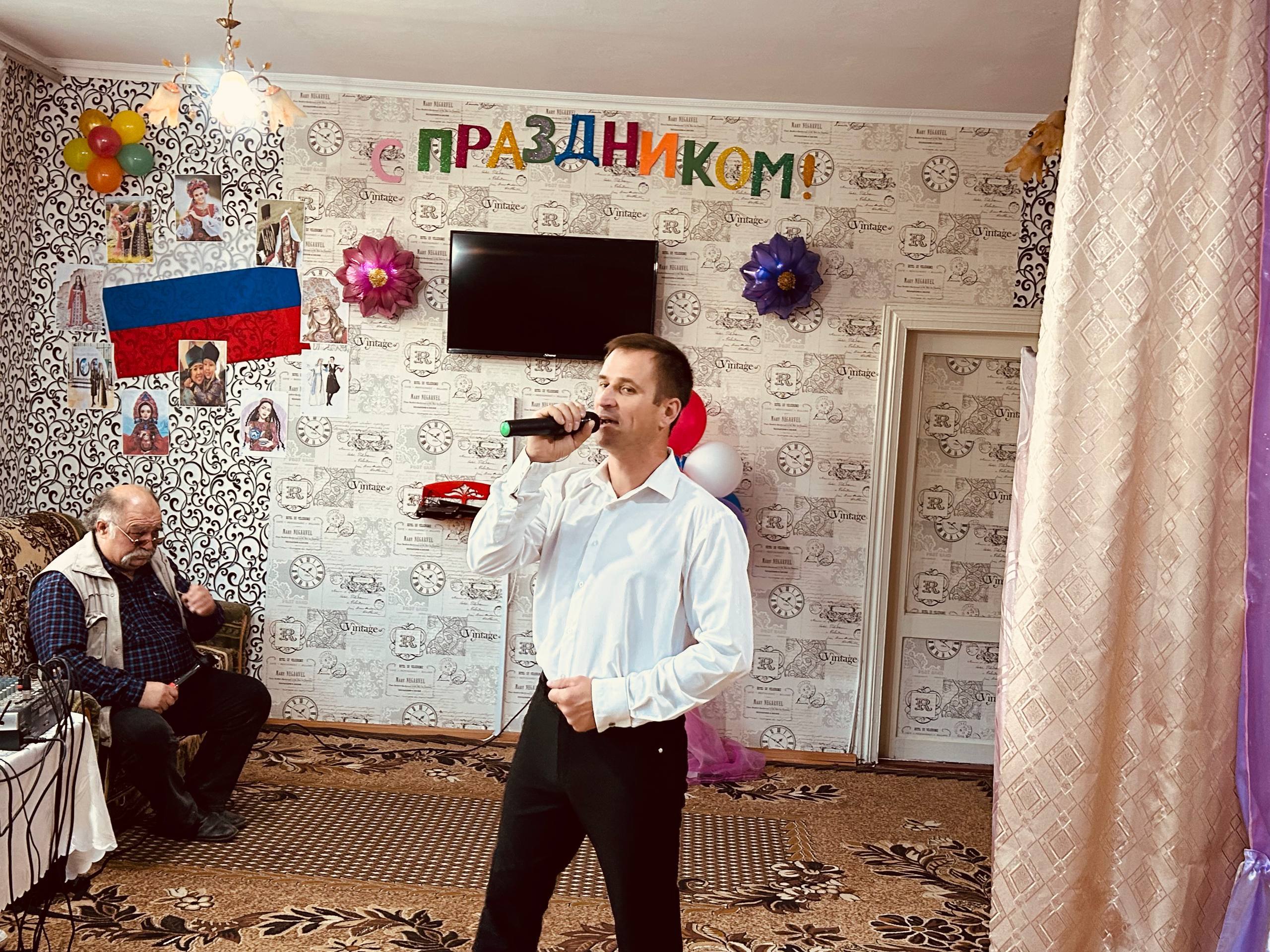 Единство в сердце: сотрудники МКУК «Чаплинский КДЦ» поздравили жителей гериатрического пансионата с Днем единства! Единство в сердце: сотрудники МКУК «Чаплинский КДЦ» поздравили жителей гериатрического пансионата с Днем единства!