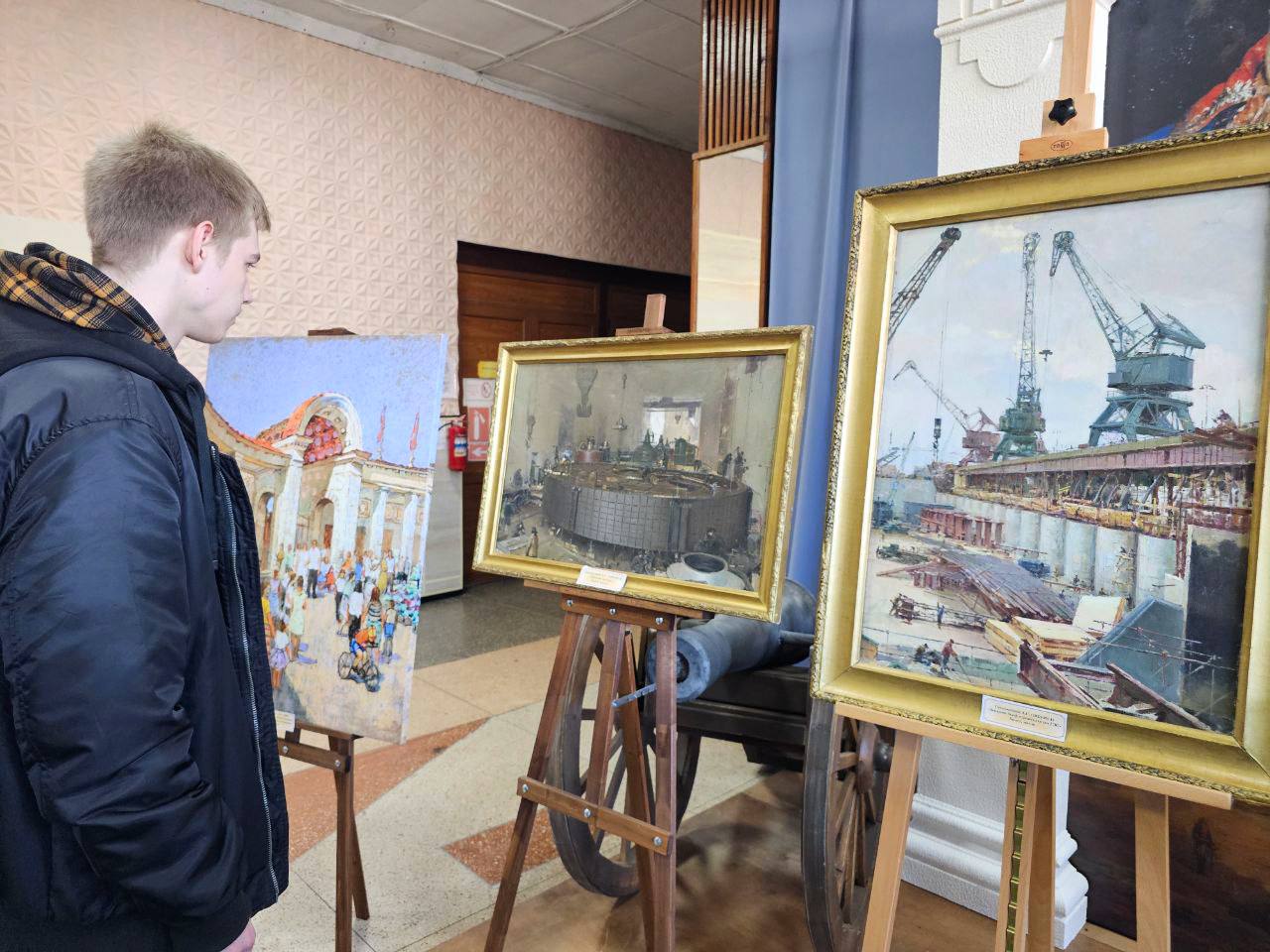 Защитники Херсонщины посетили открытие выставки, посвященной 75-летию начала строительства Каховской ГЭС