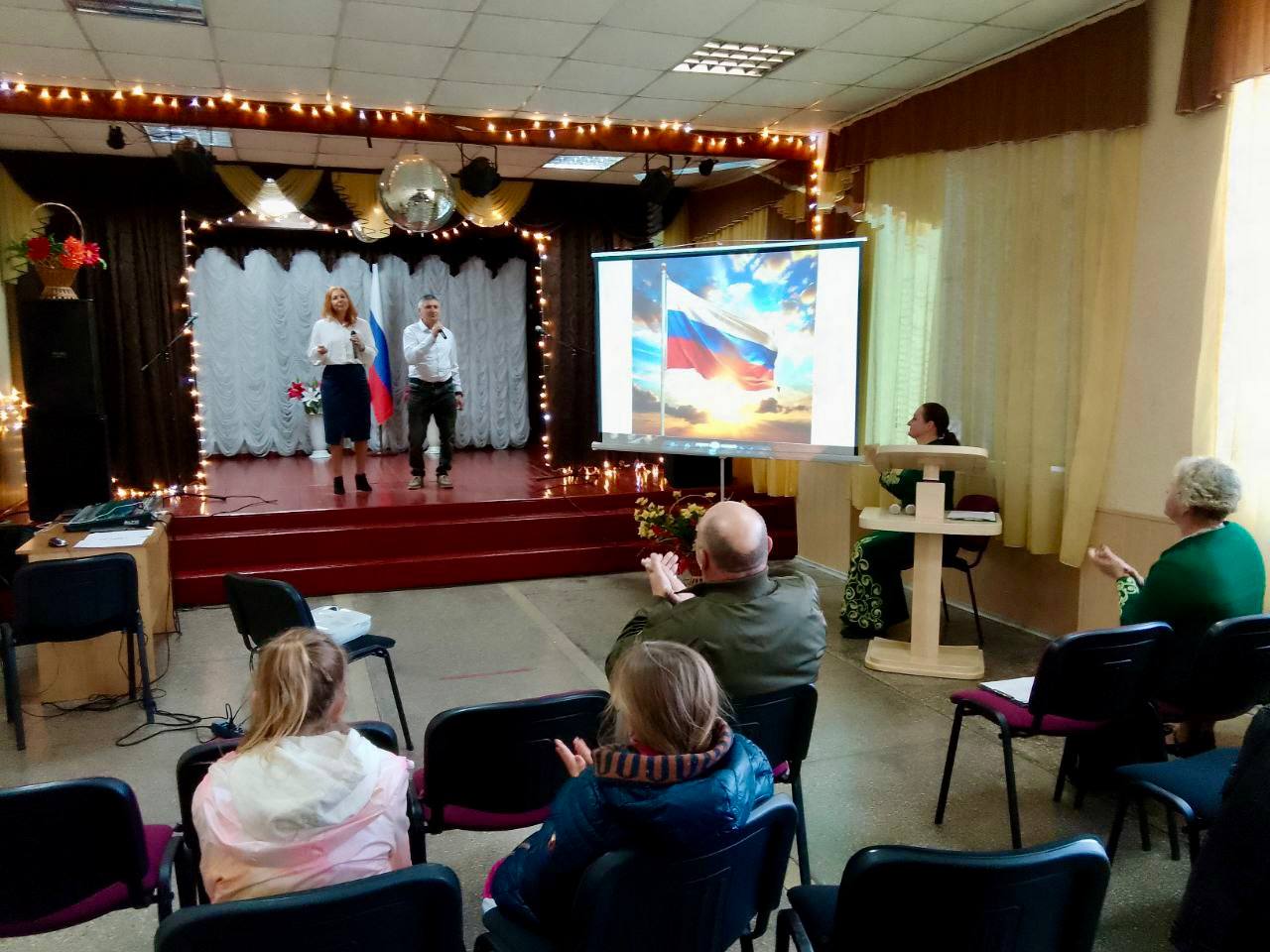 В Лазурненском Доме культуры состоялся праздничный концерт, посвященный Дню народного единства В Лазурненском Доме культуры состоялся праздничный концерт, посвященный Дню народного единства