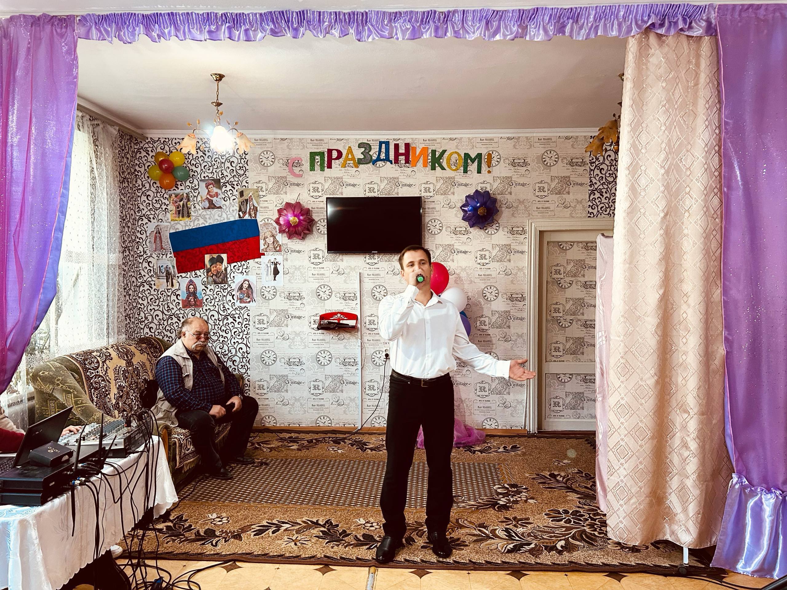 Единство в сердце: сотрудники МКУК «Чаплинский КДЦ» поздравили жителей гериатрического пансионата с Днем единства! Единство в сердце: сотрудники МКУК «Чаплинский КДЦ» поздравили жителей гериатрического пансионата с Днем единства!