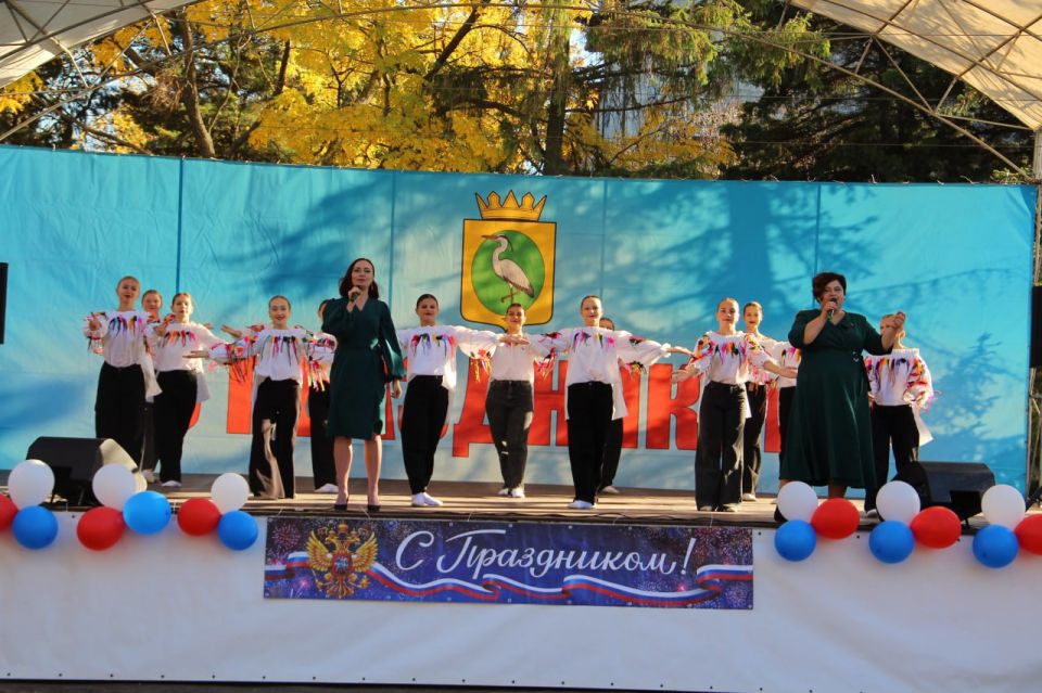 В Чаплинке прошел концерт, посвященный Дню народного единства В Чаплинке прошел концерт, посвященный Дню народного единства