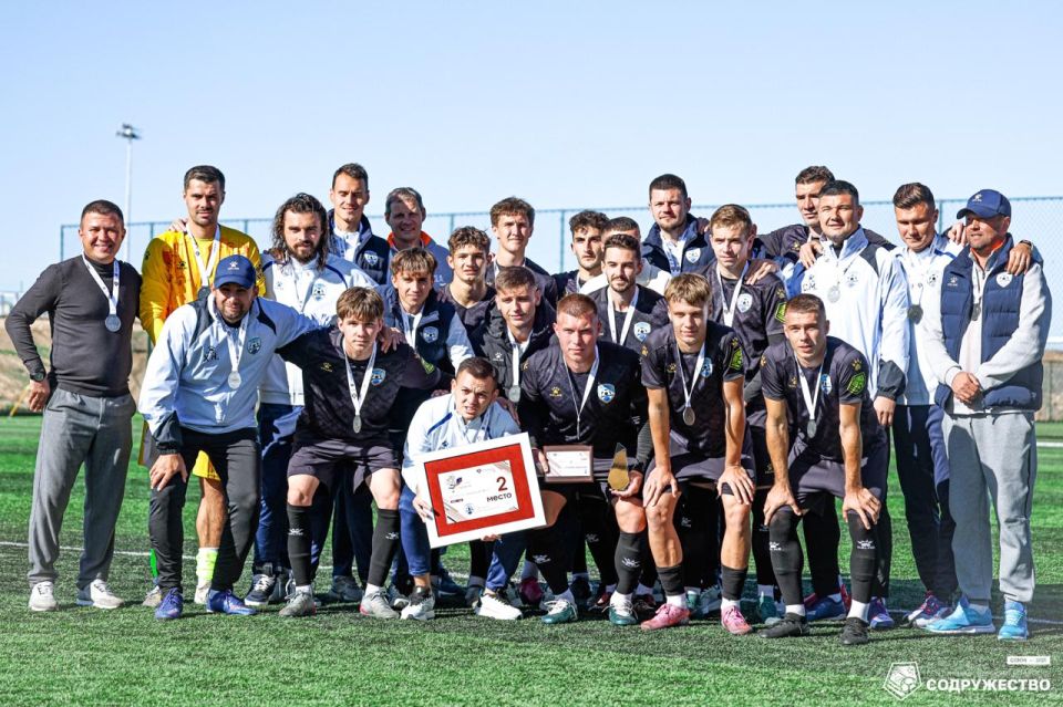 Футболисты «Фрегата» получили серебряные награды Объединенного чемпионата «Содружество» Футболисты «Фрегата» получили серебряные награды Объединенного чемпионата «Содружество»