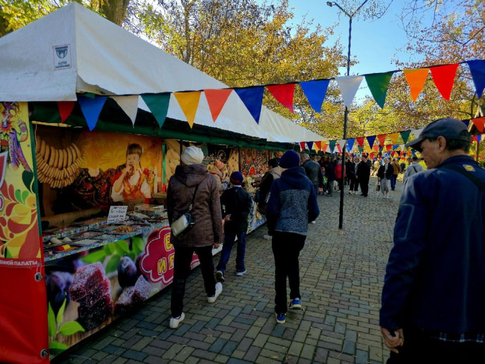 Сегодня, ко Дню народного единства, минпромторг Херсонской области организовал ещё один небольшой, но очень вкусный праздник - ярмарку Сегодня, ко Дню народного единства, минпромторг Херсонской области организовал ещё один небольшой, но очень вкусный праздник - ярмарку