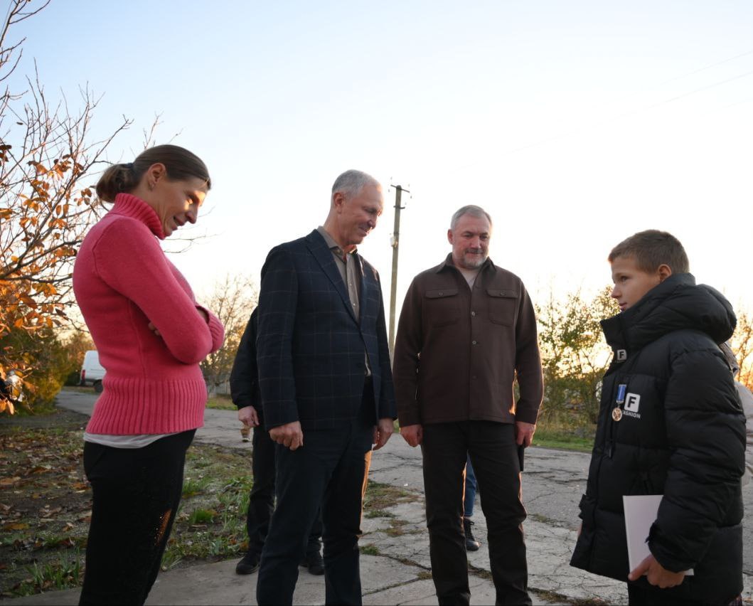 Владимир Сальдо передал поздравления с Днём рождения мальчику из села Отрадовка, который спас свою семью во время пожара Владимир Сальдо передал поздравления с Днём рождения мальчику из села Отрадовка, который спас свою семью во время пожара