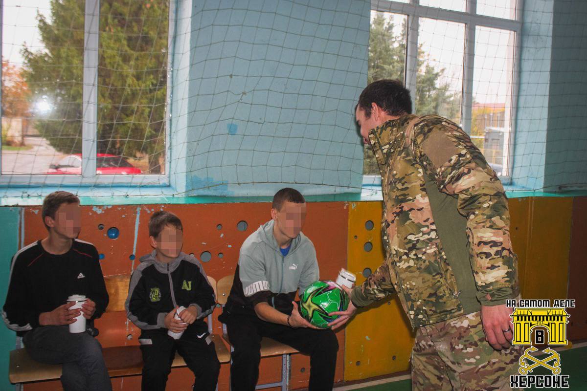 Визит добра: росгвардейцы и военные контрразведчики подарили праздник детям в Херсонской области Визит добра: росгвардейцы и военные контрразведчики подарили праздник детям в Херсонской области