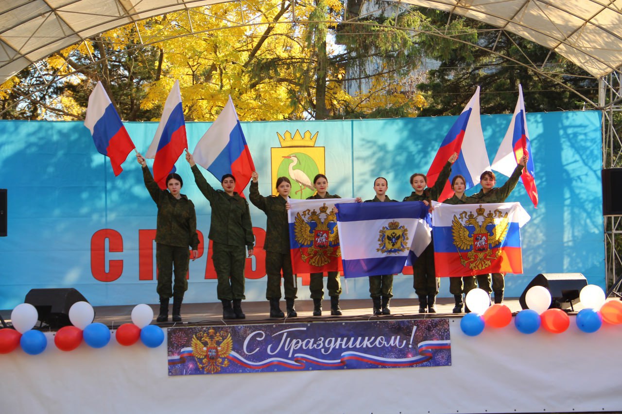 В центральном парке Чаплинки состоялся праздничный концерт, посвященный Дню народного единства