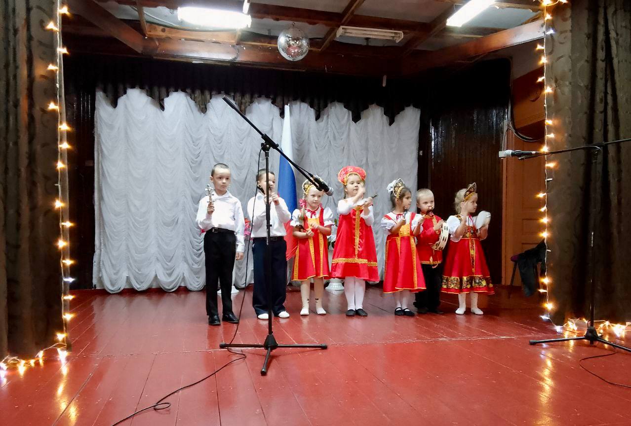 В Лазурненском Доме культуры состоялся праздничный концерт, посвященный Дню народного единства