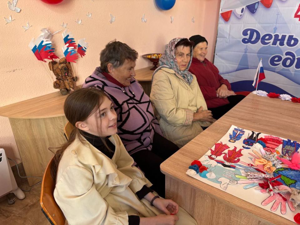 В библиотеке села Каменка прошел исторический час «В единстве народа — сила России», приуроченный ко Дню народного единства В библиотеке села Каменка прошел исторический час «В единстве народа — сила России», приуроченный ко Дню народного единства