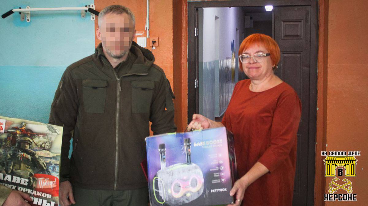 Визит добра: росгвардейцы и военные контрразведчики подарили праздник детям в Херсонской области Визит добра: росгвардейцы и военные контрразведчики подарили праздник детям в Херсонской области