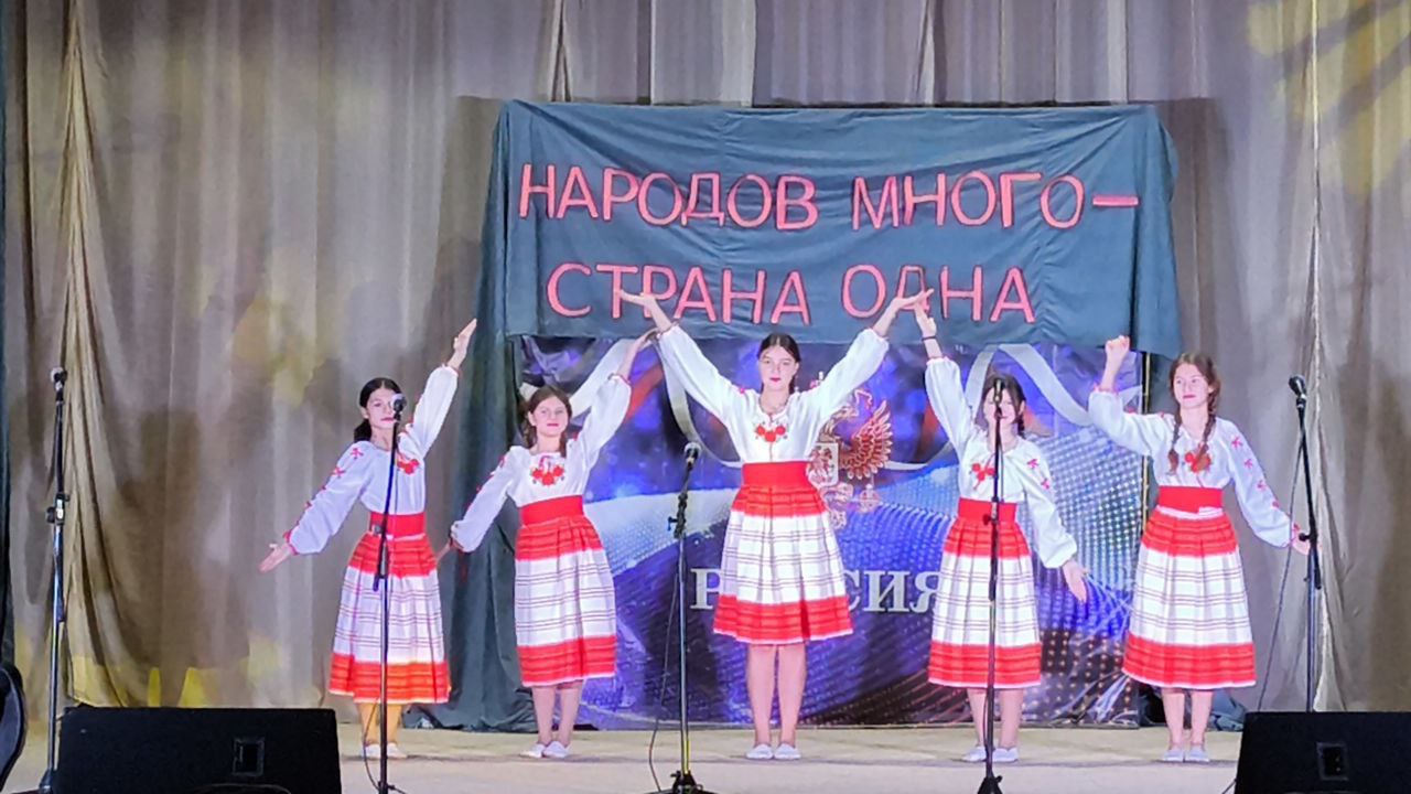 В Великолепетихском муниципальном округе прошла праздничная программа "Народов много - страна одна", посвященная Дню народного единства В Великолепетихском муниципальном округе прошла праздничная программа "Народов много - страна одна", посвященная Дню народного единства