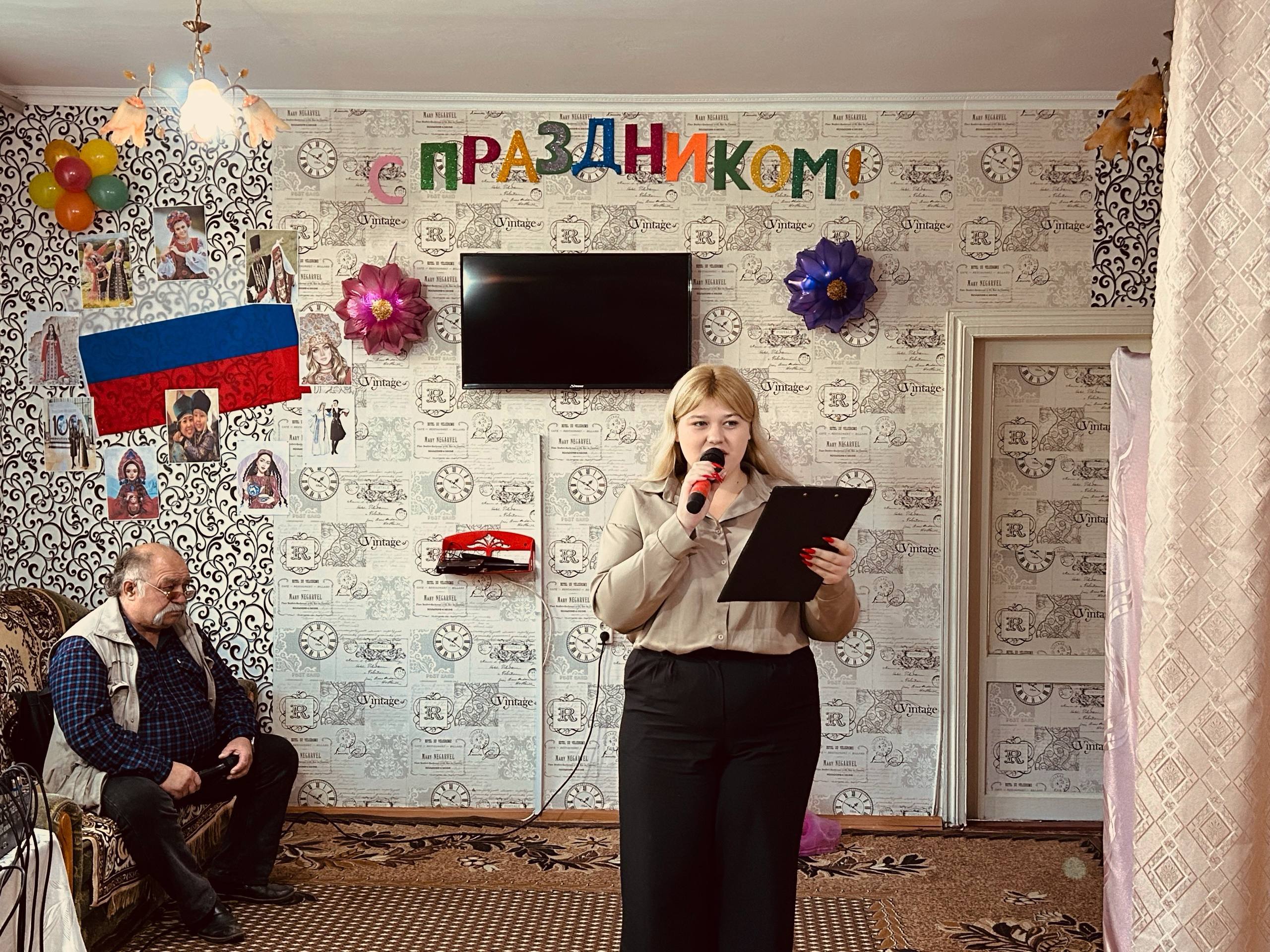 Единство в сердце: сотрудники МКУК «Чаплинский КДЦ» поздравили жителей гериатрического пансионата с Днем единства! Единство в сердце: сотрудники МКУК «Чаплинский КДЦ» поздравили жителей гериатрического пансионата с Днем единства!