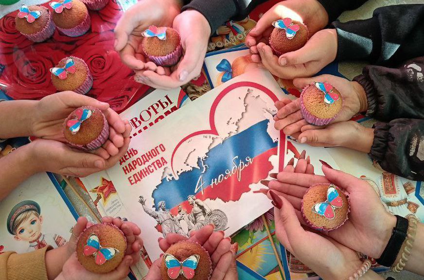 В Красноподольской библиотеке прошла беседа-диалог "В единстве народа - сила страны" В Красноподольской библиотеке прошла беседа-диалог "В единстве народа - сила страны"