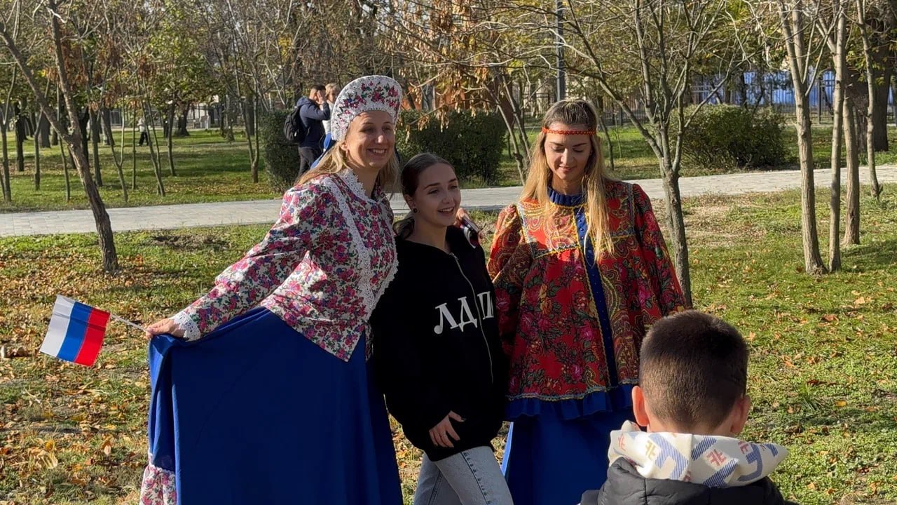 Мурал из 12 матрешек: Как в Херсонской области отмечают День народного единства Мурал из 12 матрешек: Как в Херсонской области отмечают День народного единства