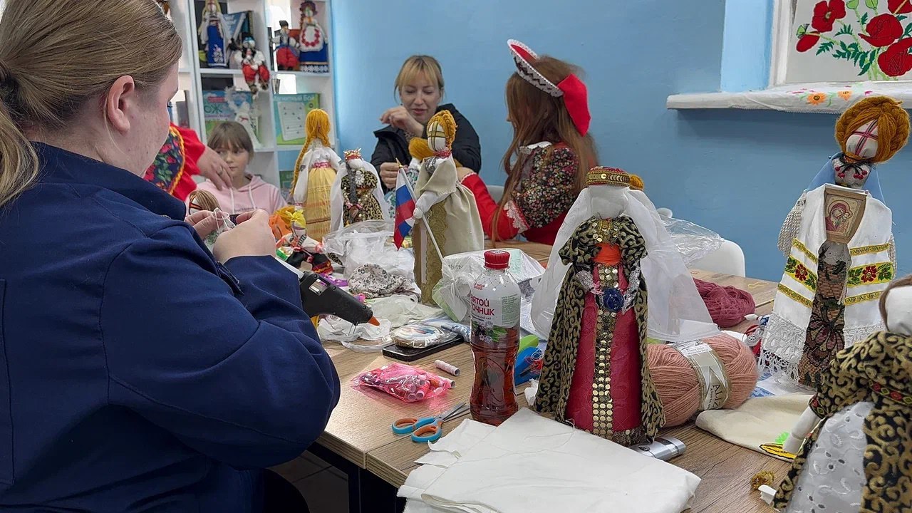 Мурал из 12 матрешек: Как в Херсонской области отмечают День народного единства Мурал из 12 матрешек: Как в Херсонской области отмечают День народного единства