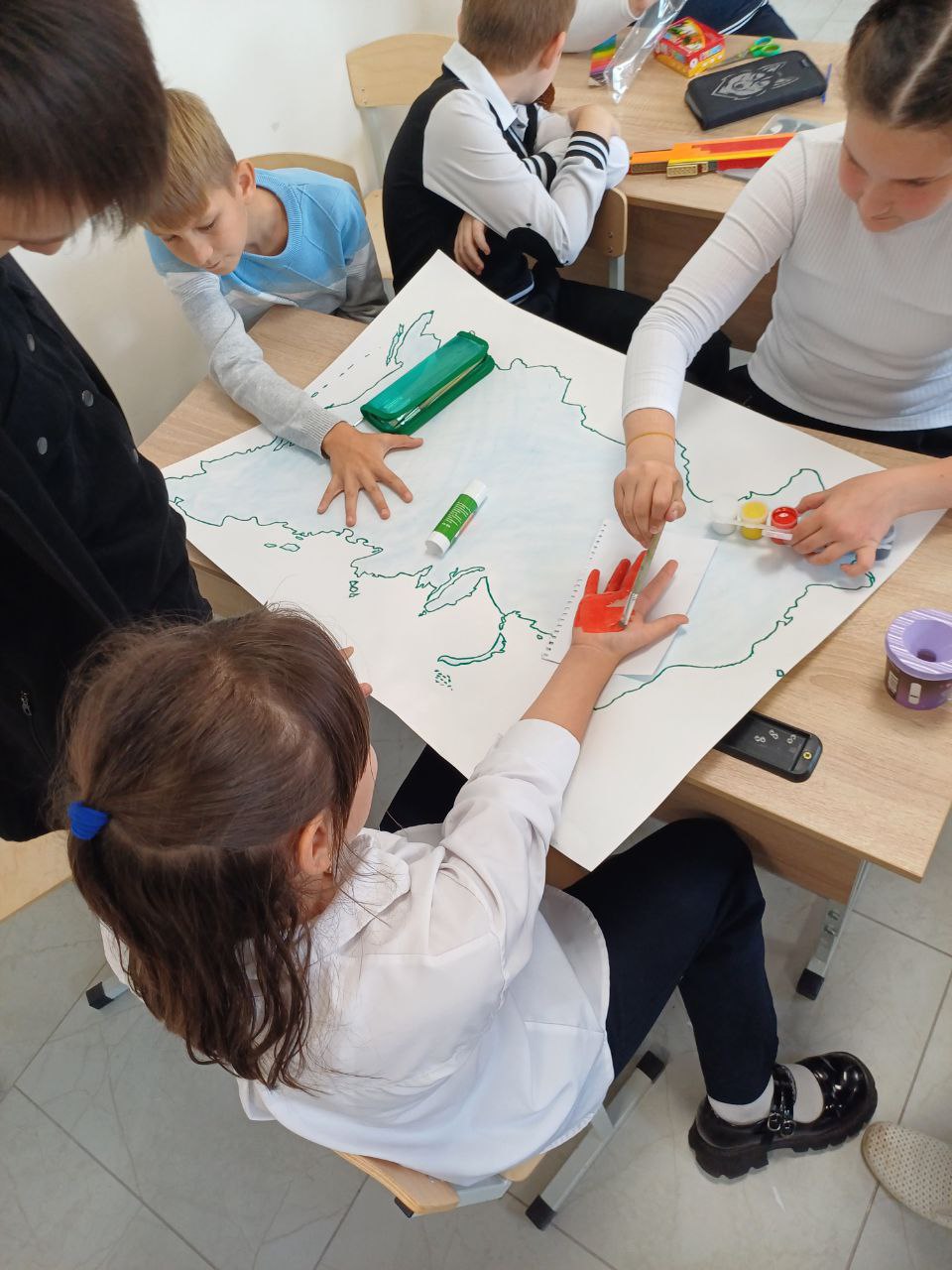 Акция «Ладошки дружбы» в Лазурненской школе Акция «Ладошки дружбы» в Лазурненской школе