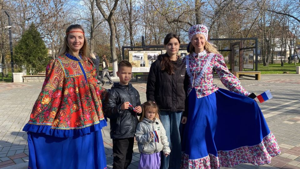 «Единая Россия» и Минмол организовали молодёжный День народного единства в Херсонской области «Единая Россия» и Минмол организовали молодёжный День народного единства в Херсонской области