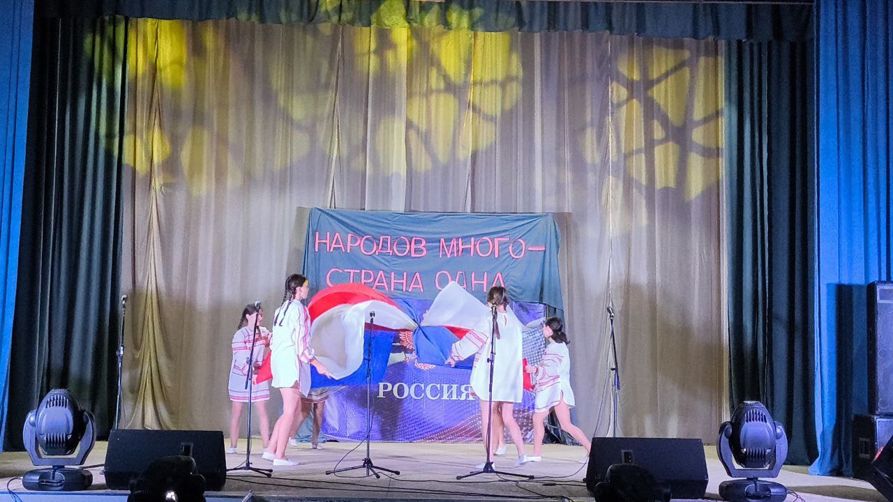 В Великолепетихском муниципальном округе прошла праздничная программа "Народов много - страна одна", посвященная Дню народного единства В Великолепетихском муниципальном округе прошла праздничная программа "Народов много - страна одна", посвященная Дню народного единства