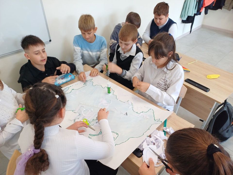 Акция «Ладошки дружбы» в Лазурненской школе Акция «Ладошки дружбы» в Лазурненской школе