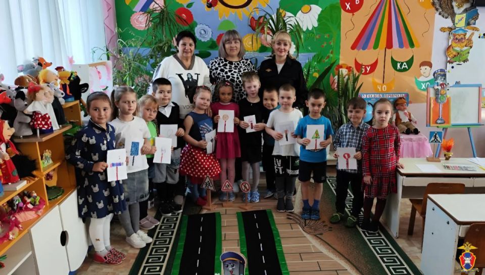 В Чаплынском округе Херсонской области сотрудники Госавтоинспекции провели профилактическое мероприятие для детсадовцев