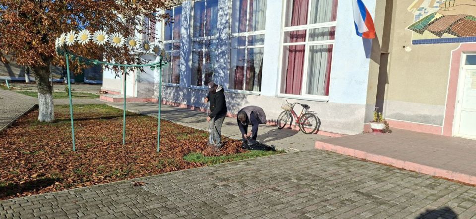 Мирненский территориальный отдел провёл субботник в преддверии Дня народного единства Мирненский территориальный отдел провёл субботник в преддверии Дня народного единства