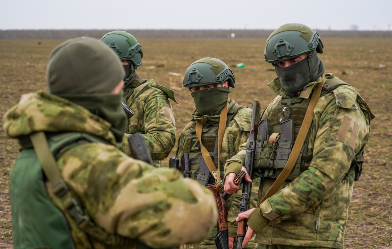 За гражданством РФ смогут обратиться иностранцы, заключившие контракт или уволенные из ВС РФ после 24 февраля 2022 года, их супруги и дети, следует из указа