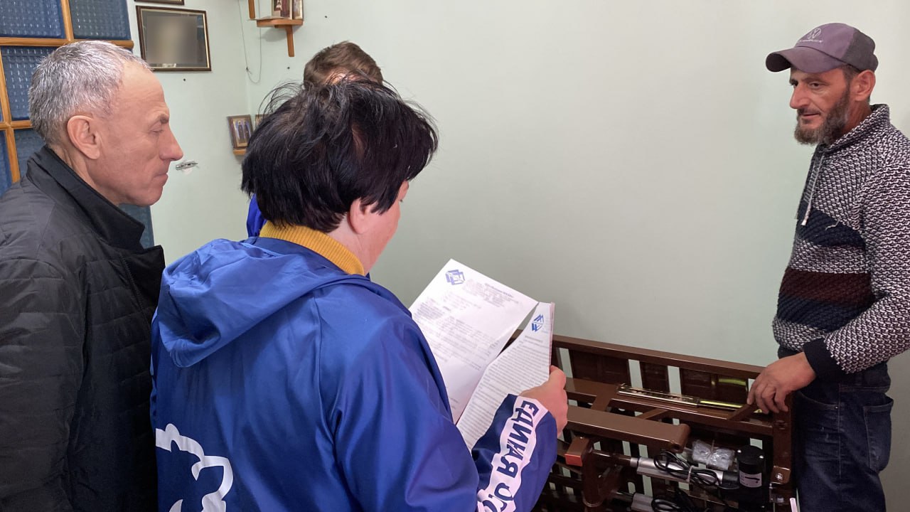 «Единая Россия» передала специализированную медицинскую кровать отцу участника СВО