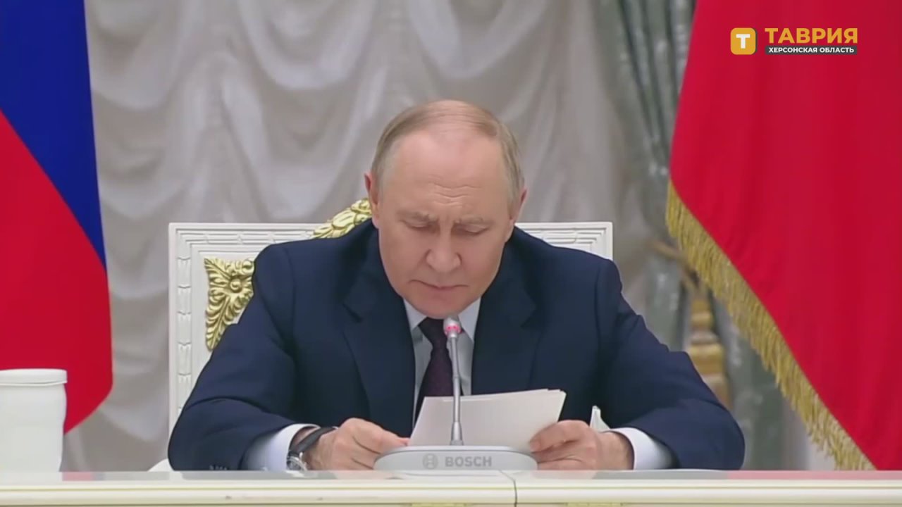 Самобытность, традиции и культура российского народа нуждаются в самом бережном отношении и защите, заявил Владимир Путин