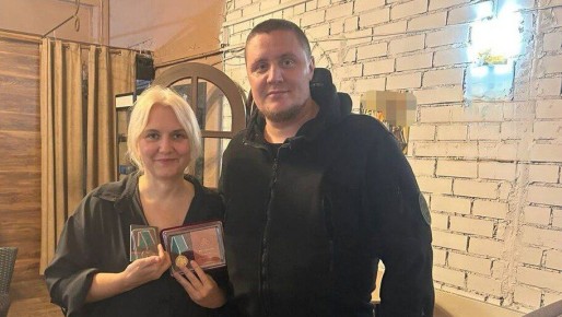 Писательница из Херсонской области получила медали за помощь фронту