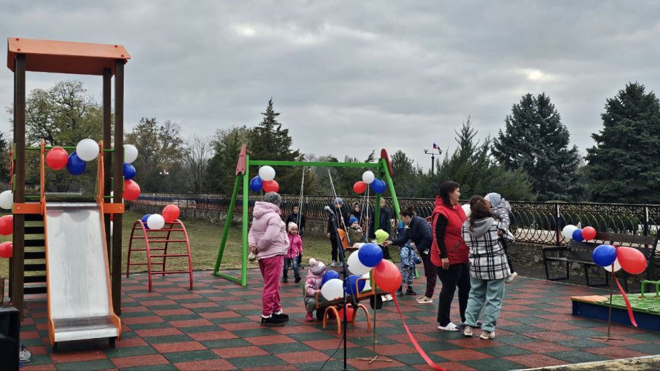 При поддержке «Единой России» в селе Благодатное Херсонской области местный предприниматель сделал детскую игровую площадку При поддержке «Единой России» в селе Благодатное Херсонской области местный предприниматель сделал детскую игровую площадку