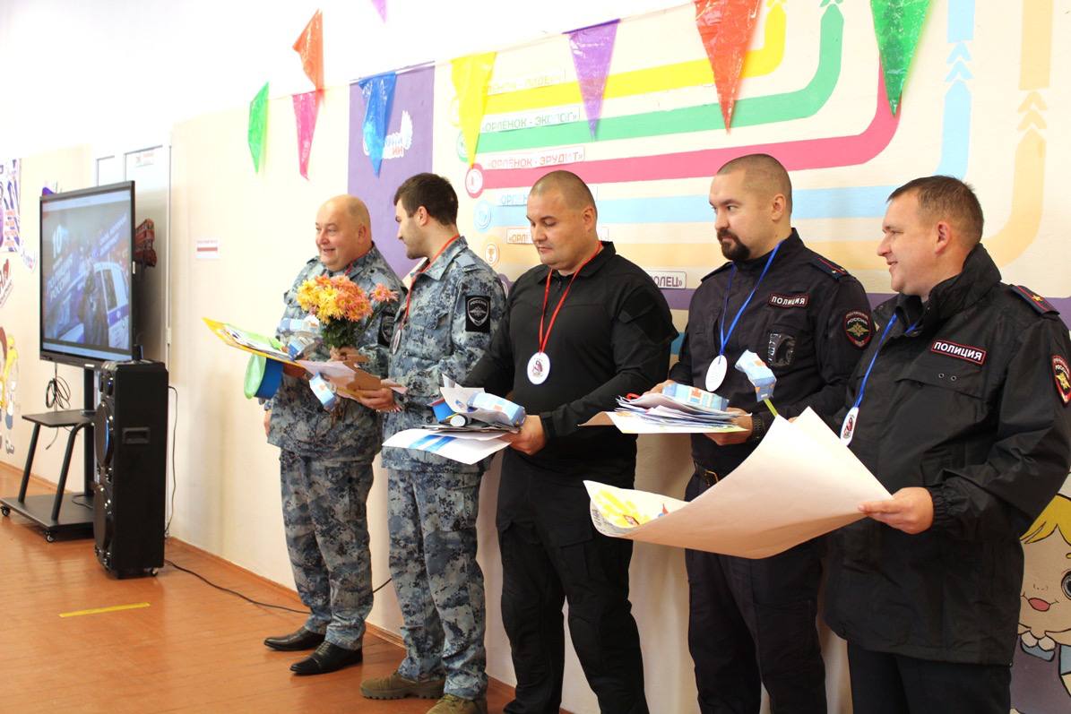 Школьники Херсонской области поздравили транспортных полицейских с профессиональным праздником Школьники Херсонской области поздравили транспортных полицейских с профессиональным праздником