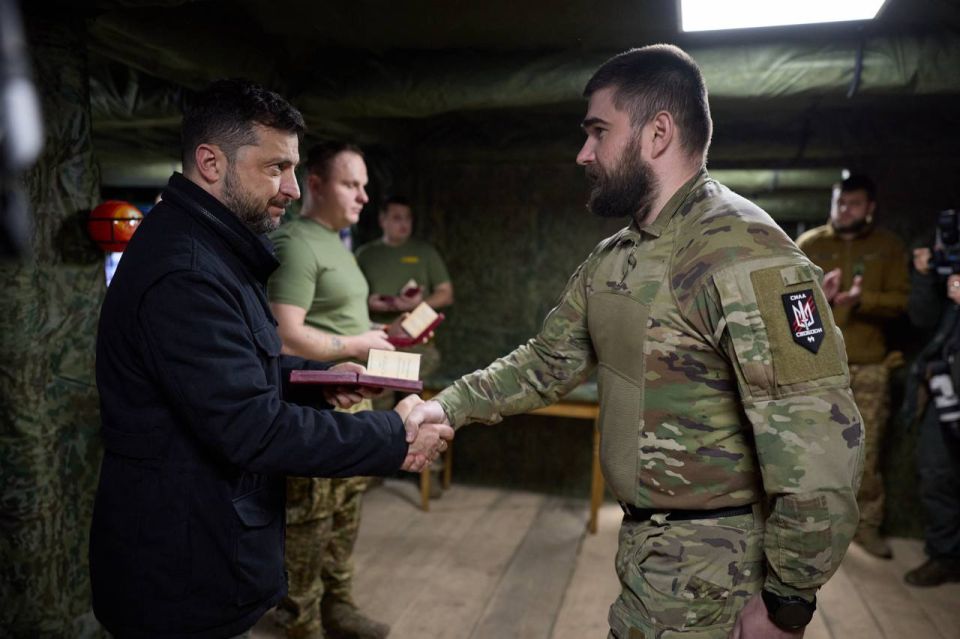 Зеленский наградил боевиков с символикой СС - и похвалился в соцсетях Зеленский наградил боевиков с символикой СС - и похвалился в соцсетях