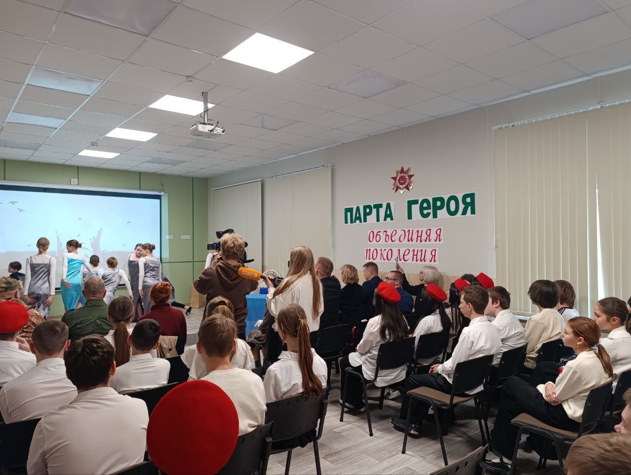 В Генической школе №4 состоялось открытие «Парты Героя» В Генической школе №4 состоялось открытие «Парты Героя»