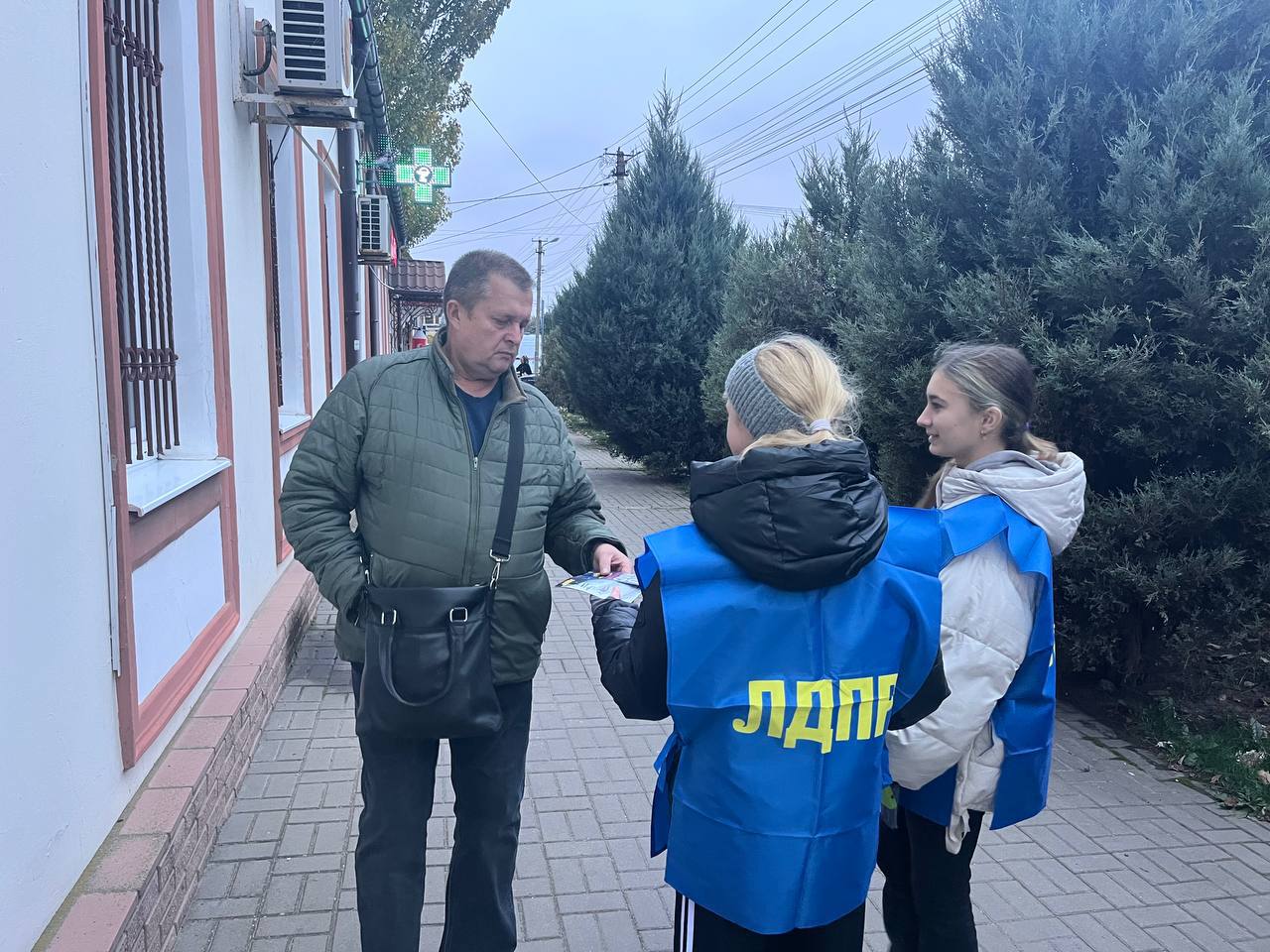 Кто нас защитит?. Брошюры с таким заголовком массово распространяются в Херсонской области нашими партийцами Кто нас защитит?. Брошюры с таким заголовком массово распространяются в Херсонской области нашими партийцами