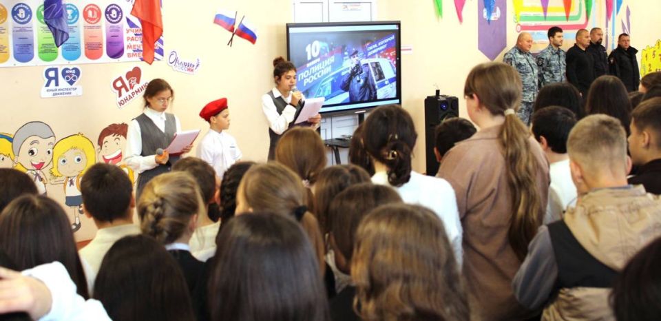 Школьники Херсонской области поздравили транспортных полицейских с профессиональным праздником