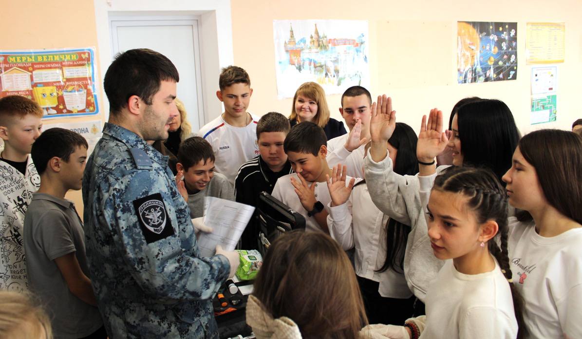 Школьники Херсонской области поздравили транспортных полицейских с профессиональным праздником Школьники Херсонской области поздравили транспортных полицейских с профессиональным праздником