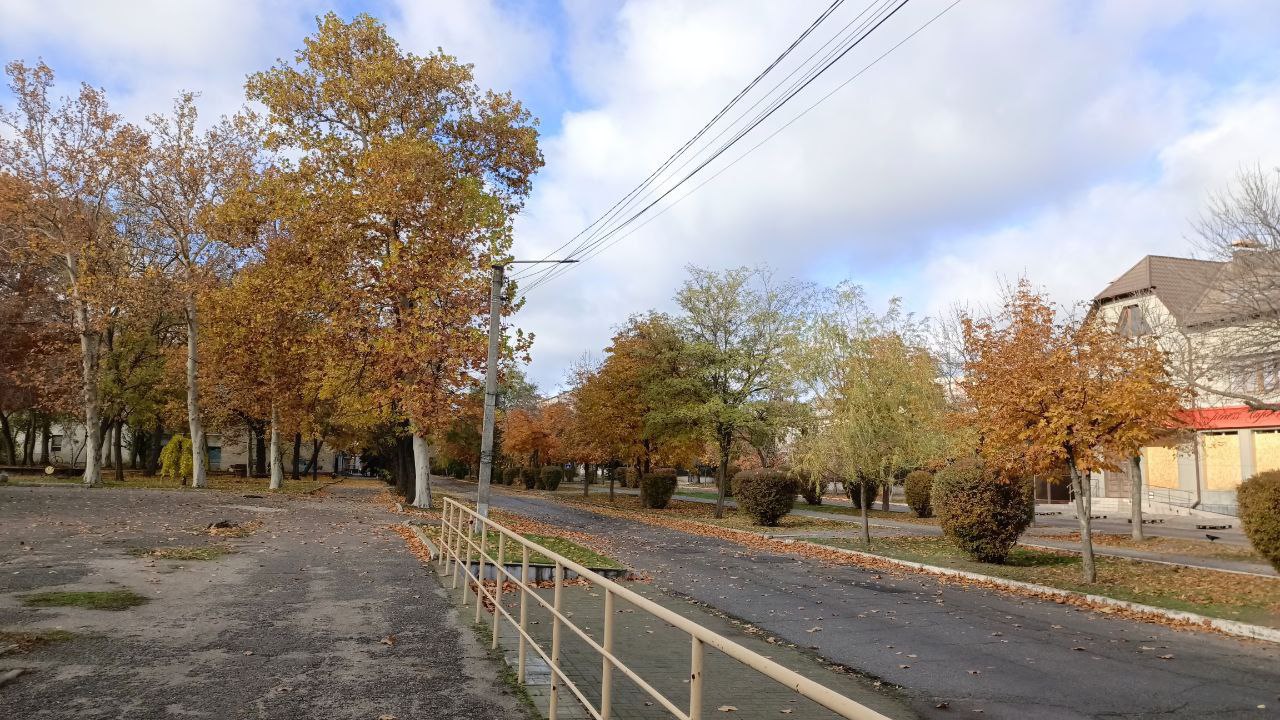 Золото осени окутывает город Золото осени окутывает город