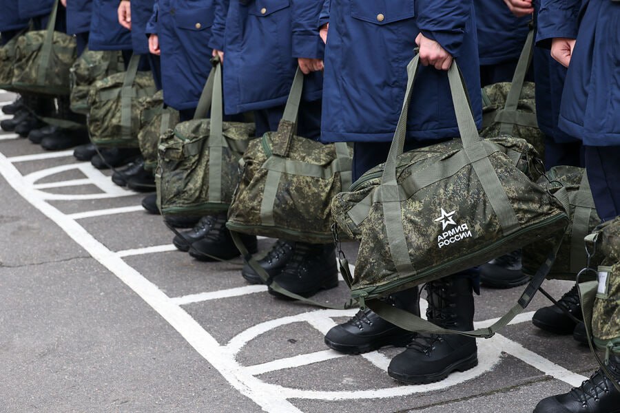 Оклады военнослужащих-срочников предлагают увеличить в три раза