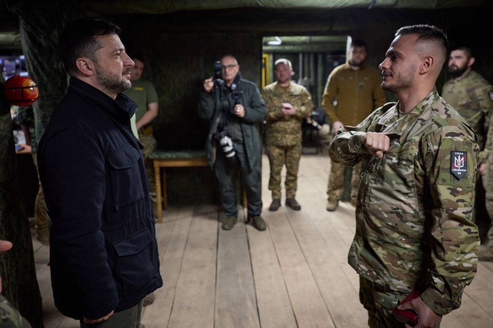 Зеленский наградил боевиков с символикой СС - и похвалился в соцсетях Зеленский наградил боевиков с символикой СС - и похвалился в соцсетях