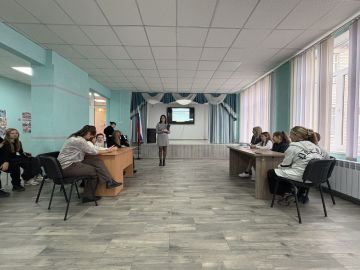 Интеллектуальная игра «Что? Где? Когда?»: Умные головы зажигают школьный дух единства!