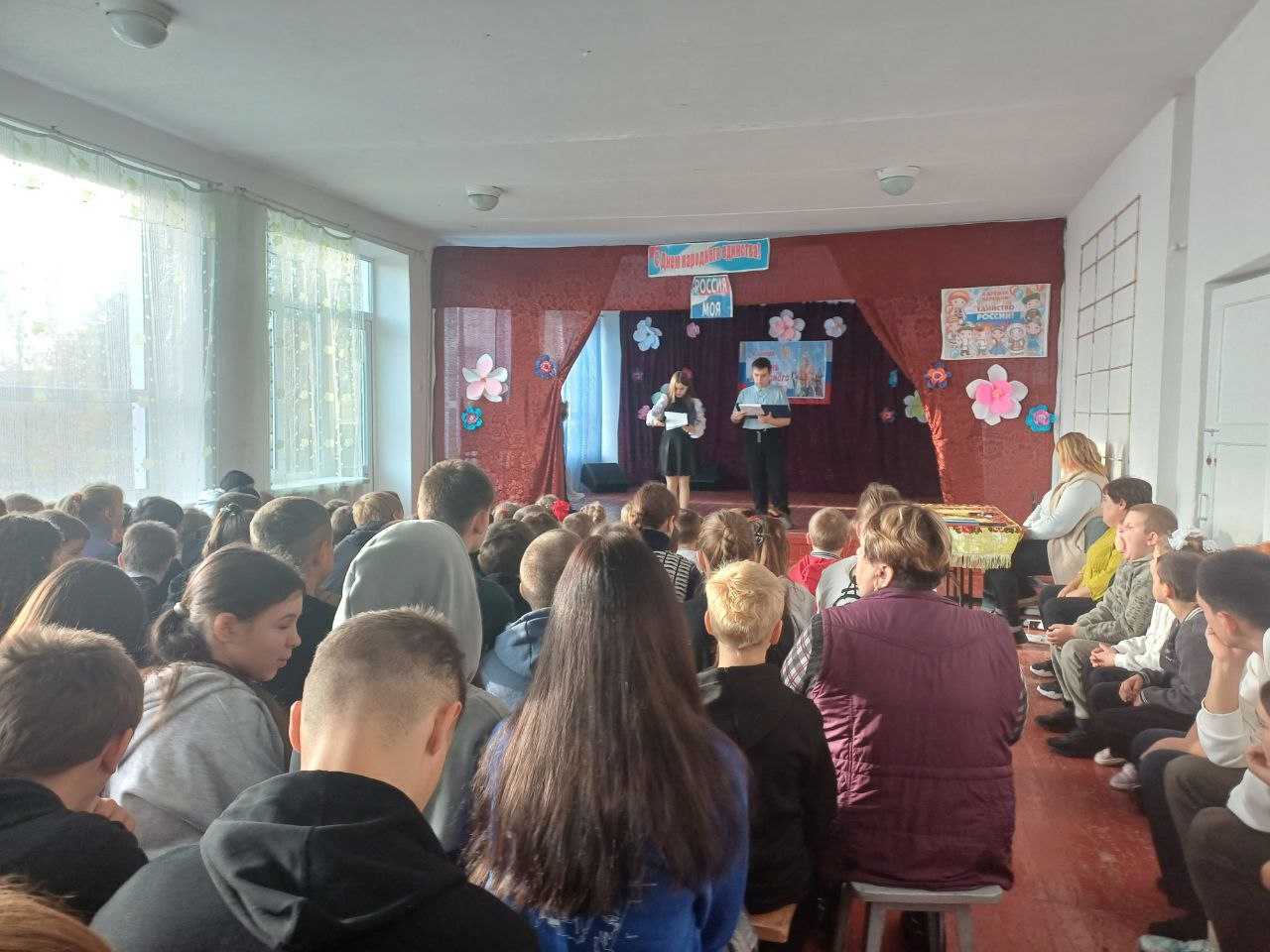 Для обучающихся 1–11 классов ГБОУ ХО "Новоалександровская школа Нижнесерогозского района" состоялась яркая и душевная праздничная программа "Россия — это мы", приуроченная к Дню народного единства Для обучающихся 1–11 классов ГБОУ ХО "Новоалександровская школа Нижнесерогозского района" состоялась яркая и душевная праздничная программа "Россия — это мы", приуроченная к Дню народного единства