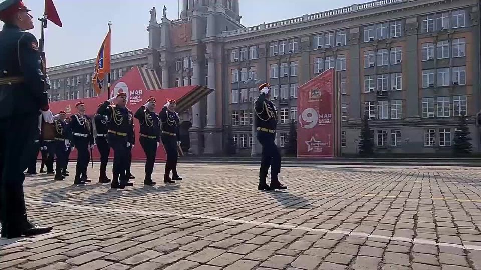 Время становиться героем!. Мечтаешь о героической профессии, полной отваги и благородства? Хочешь каждый день приносить пользу людям и защищать их жизни? Уральский институт ГПС МЧС России – это: