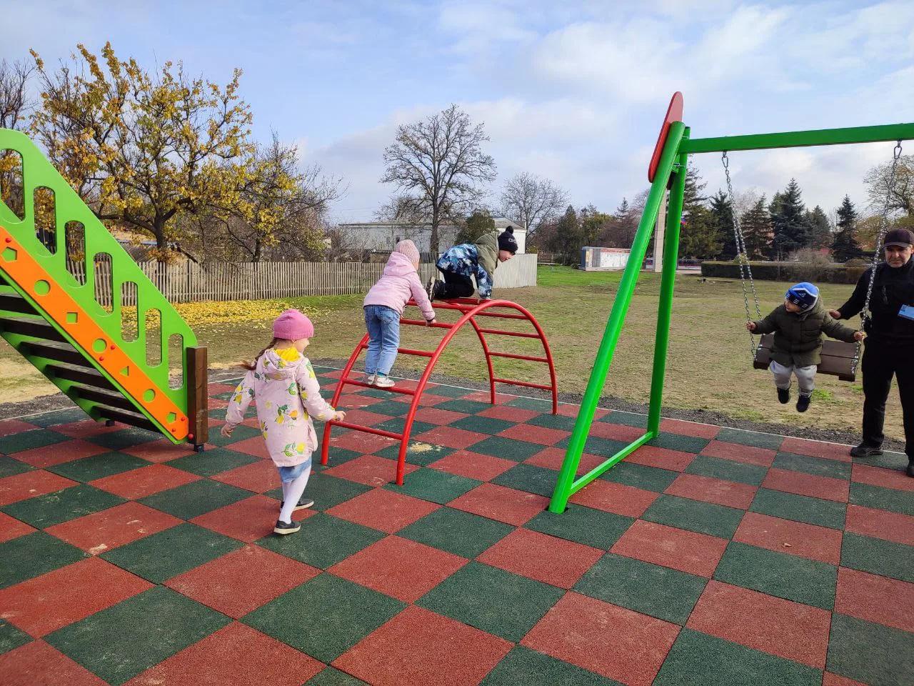 Воспитанники детского сада «Золотой ключик» в селе Благодатное оценили новую игровую площадку