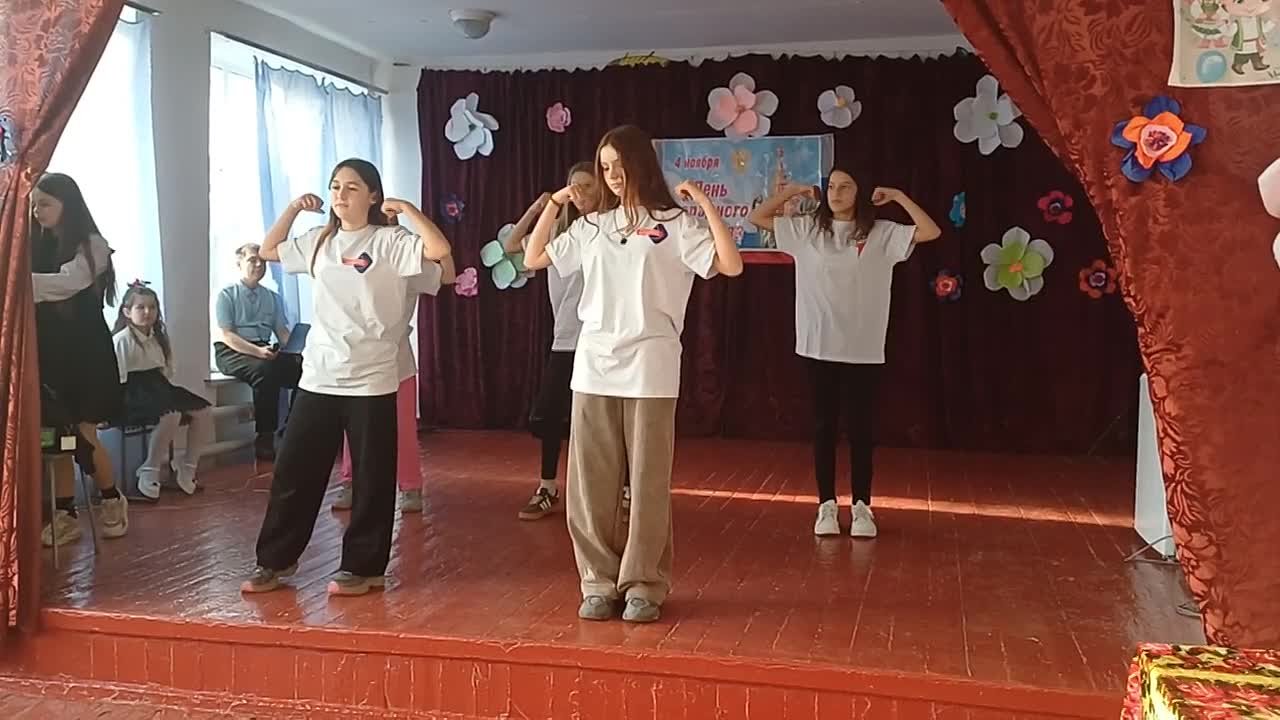 Для обучающихся 1–11 классов ГБОУ ХО "Новоалександровская школа Нижнесерогозского района" состоялась яркая и душевная праздничная программа "Россия — это мы", приуроченная к Дню народного единства
