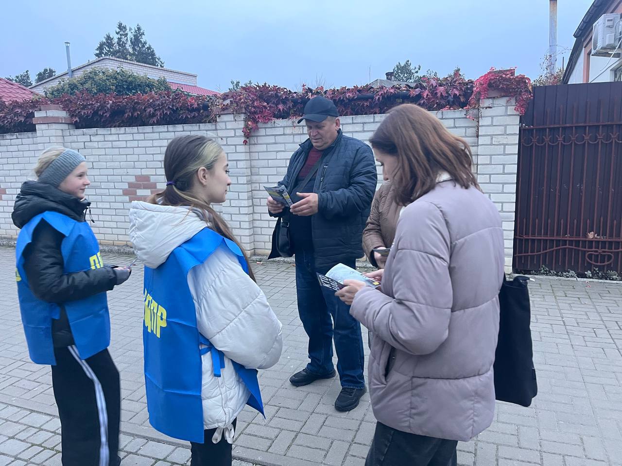 Кто нас защитит?. Брошюры с таким заголовком массово распространяются в Херсонской области нашими партийцами Кто нас защитит?. Брошюры с таким заголовком массово распространяются в Херсонской области нашими партийцами