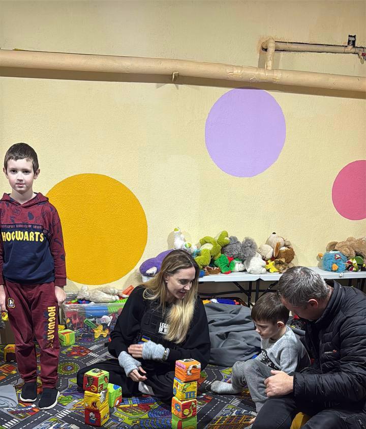 Звезда боевиков 2000-х Анжелина Джоли посетила оккупированный Херсон Звезда боевиков 2000-х Анжелина Джоли посетила оккупированный Херсон