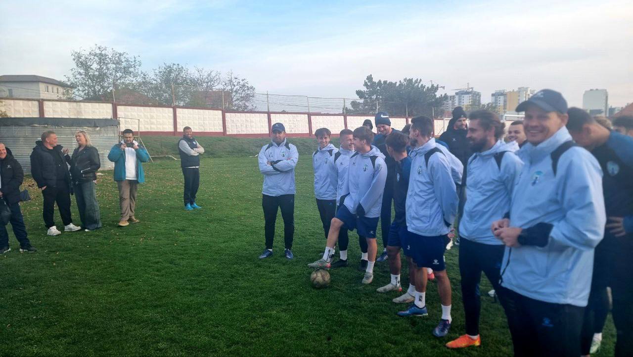 Футболисты U-15 команд СК "АМАТОР" из Новотроицка и ФК "АРАБАТ" из Геническа посетили тренировочную базу ФК «Фрегат» Футболисты U-15 команд СК "АМАТОР" из Новотроицка и ФК "АРАБАТ" из Геническа посетили тренировочную базу ФК «Фрегат»